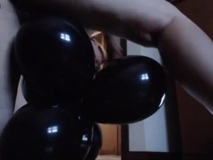 Giovane ragazza gioca con grandi palloncini e grandi orgasmi