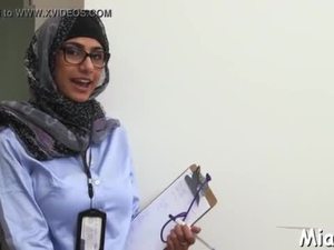 Arab bitch does her superlatively good to get jizz